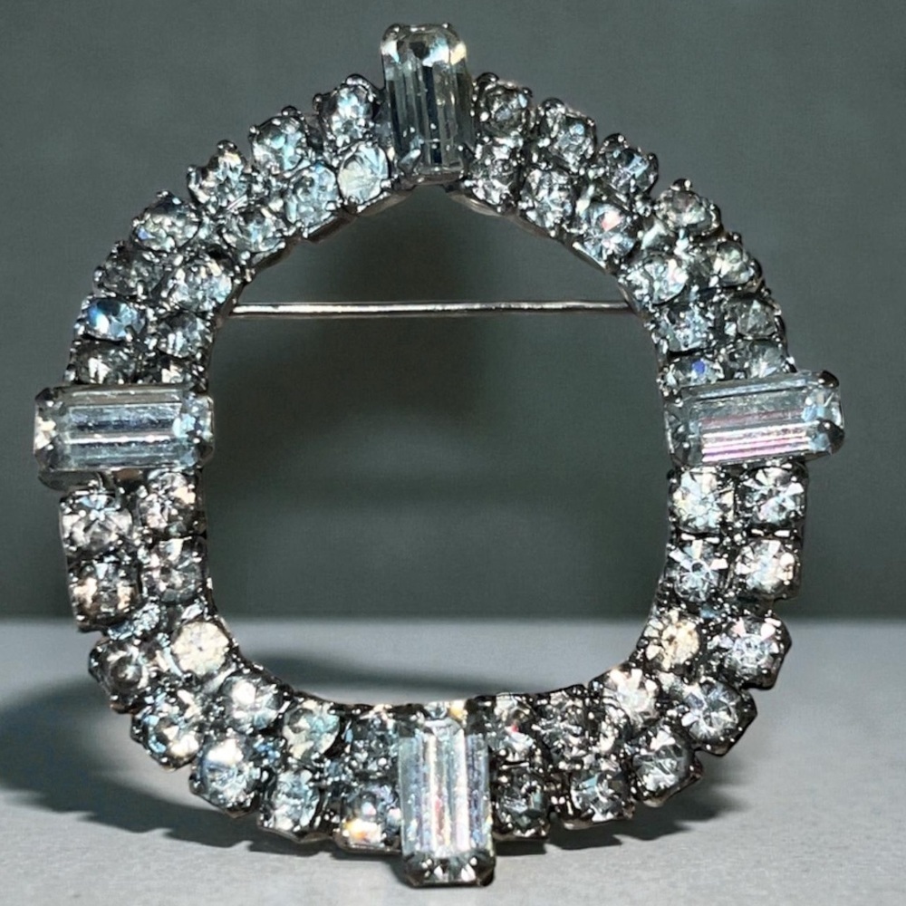Stunning Vintage Art Deco Style
Rhinestone Silver Tone Brooch Pin